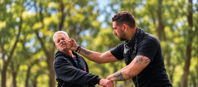 Práctica de Systema Marcial al aire libre.